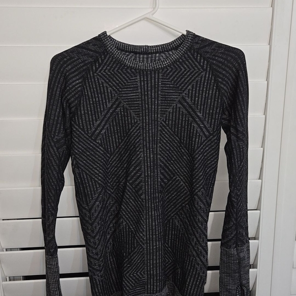Geometric Patterned Long Sleeve Top - Picture 1 of 4